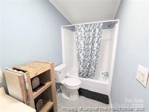 full bath with toilet, shower / tub combo, and vaulted ceiling