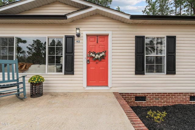 entrance to property with crawl space