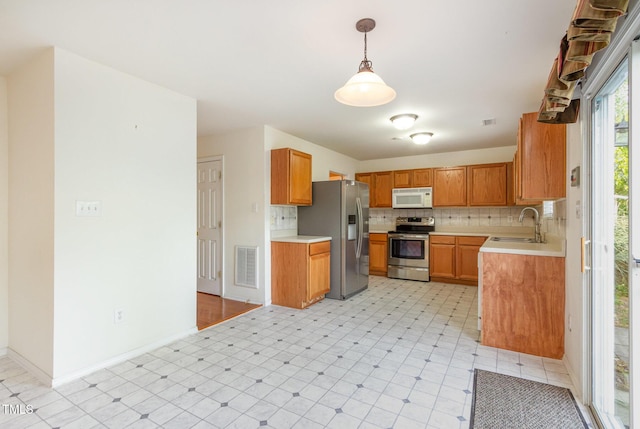 1009 Limeberry Ct, Clayton, NC 27520 - kitchen featuring light countertops, stainless steel appliances, visible vents, and a sink