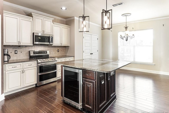 kitchen featuring visible vents, crown molding, beverage cooler, a notable chandelier, and stainless steel appliances