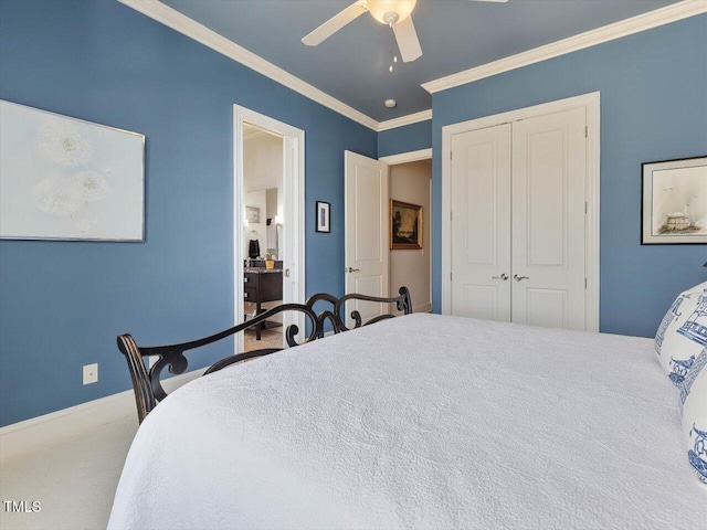 bedroom featuring ceiling fan, baseboards, carpet floors, ornamental molding, and a closet