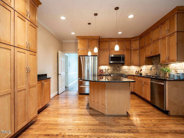 kitchen with light wood-style flooring, a sink, decorative backsplash, ornamental molding, and stainless steel appliances