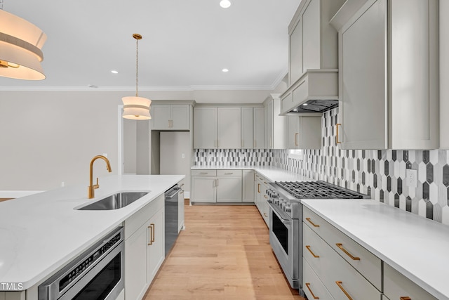 12912 Grey Willow Dr, Raleigh, NC 27613 - kitchen featuring stainless steel appliances, a sink, ornamental molding, gray cabinets, and light wood-style floors