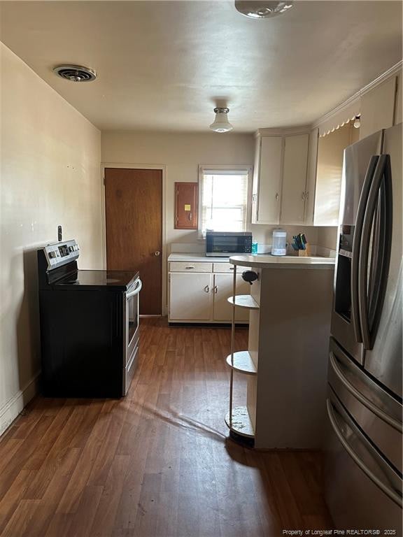 kitchen with visible vents, dark wood finished floors, light countertops, appliances with stainless steel finishes, and a peninsula