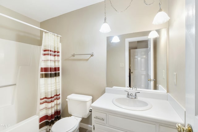 full bathroom featuring shower / bath combo with shower curtain, toilet, and vanity