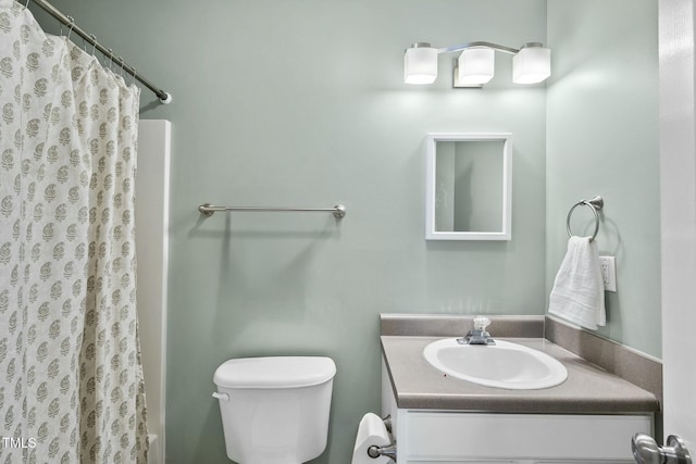 bathroom with a shower with curtain, toilet, and vanity