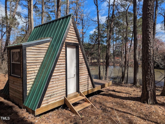 view of outdoor structure featuring an outbuilding