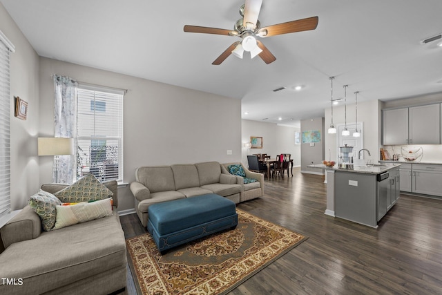 living room featuring a ceiling fan, dark wood-style floors, visible vents, baseboards, and recessed lighting