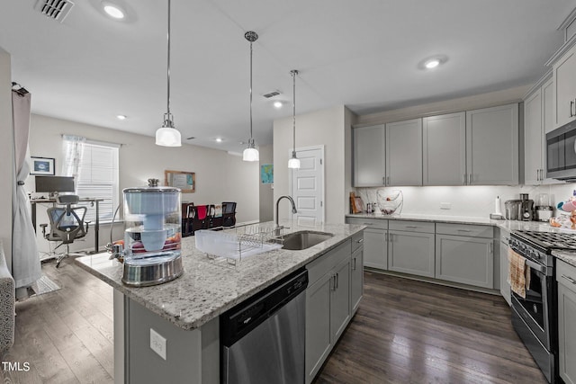 kitchen with visible vents, dark wood-type flooring, appliances with stainless steel finishes, and gray cabinets