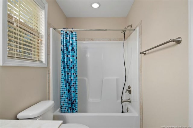 full bathroom with toilet, vanity, and shower / bath combo