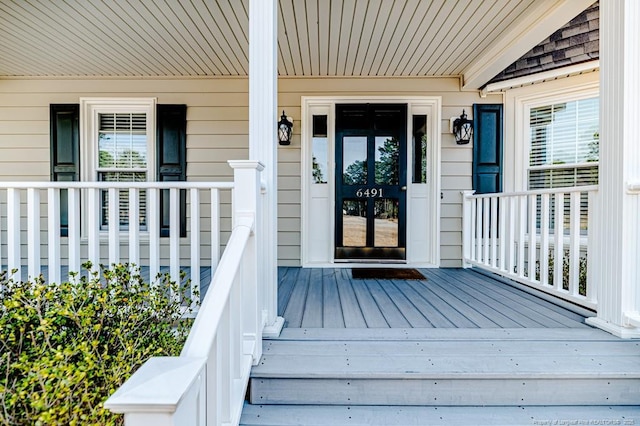 property entrance featuring a porch