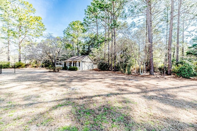 view of yard with driveway