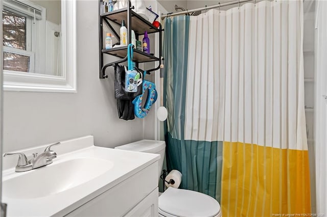 full bath with toilet, vanity, and a shower with curtain