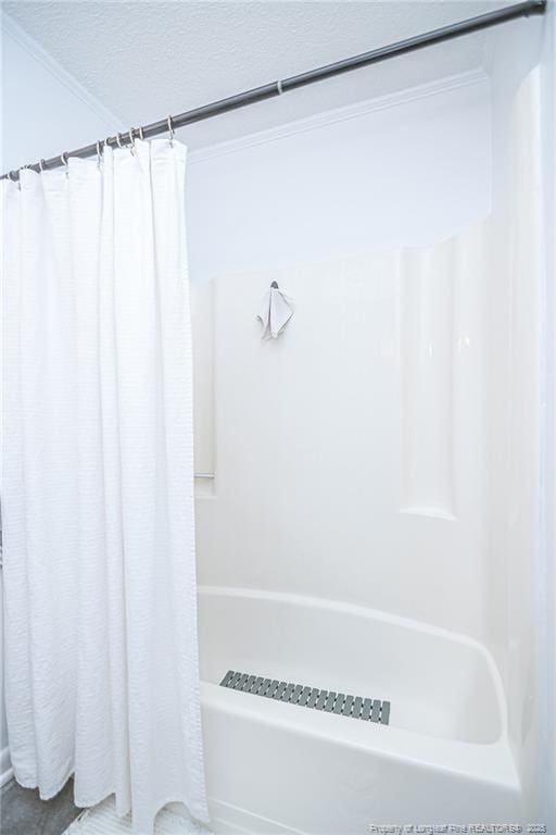 full bath with shower / bathtub combination with curtain