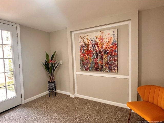 living area with carpet and baseboards