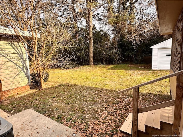 view of yard with an outdoor structure