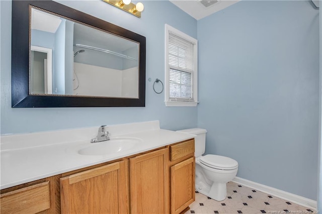 full bathroom featuring visible vents, toilet, a shower, baseboards, and vanity