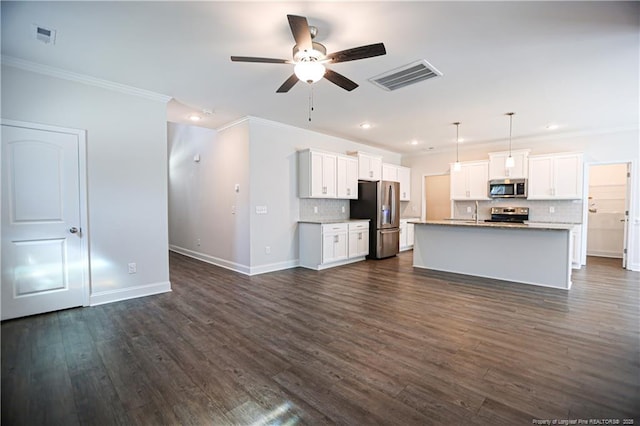 kitchen with visible vents, ceiling fan, dark wood finished floors, appliances with stainless steel finishes, and open floor plan