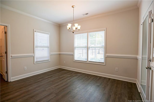 empty room with baseboards, dark wood-style flooring, ornamental molding, and a notable chandelier