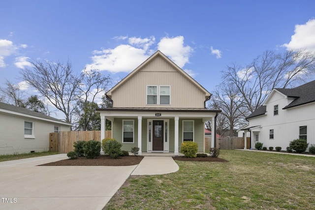 view of front facade featuring a porch, a front lawn, and fence