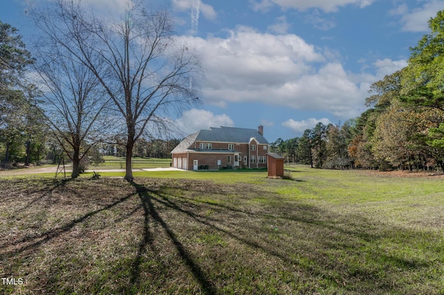 view of yard with driveway