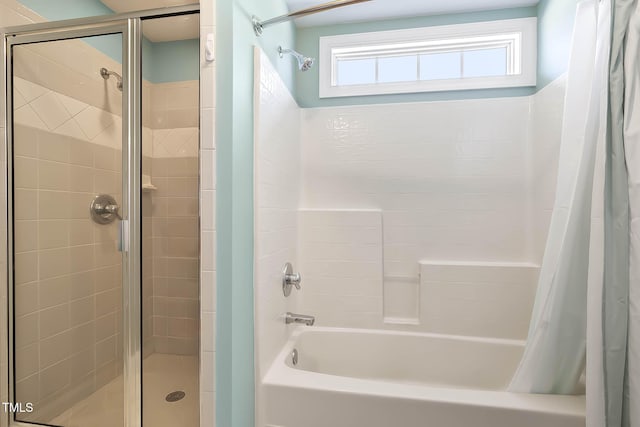 bathroom with tiled shower / bath