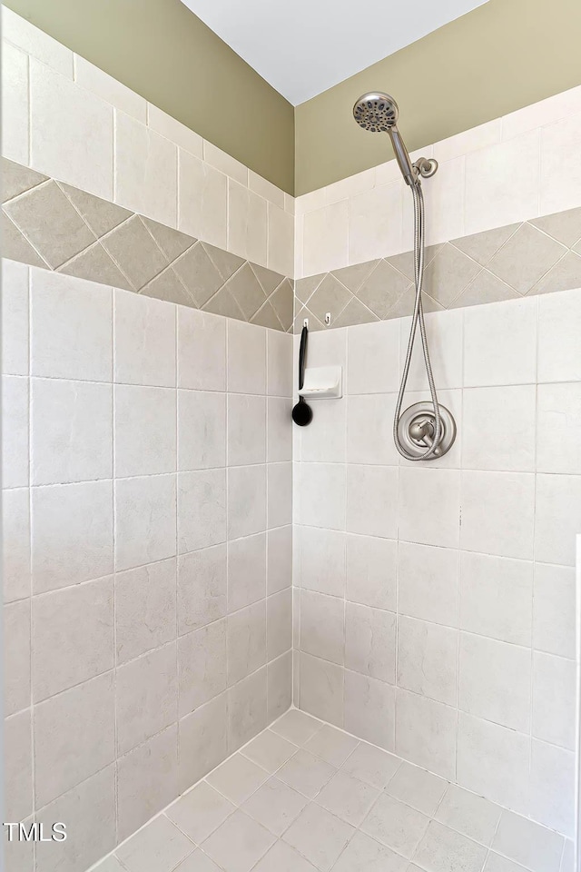 bathroom featuring a tile shower