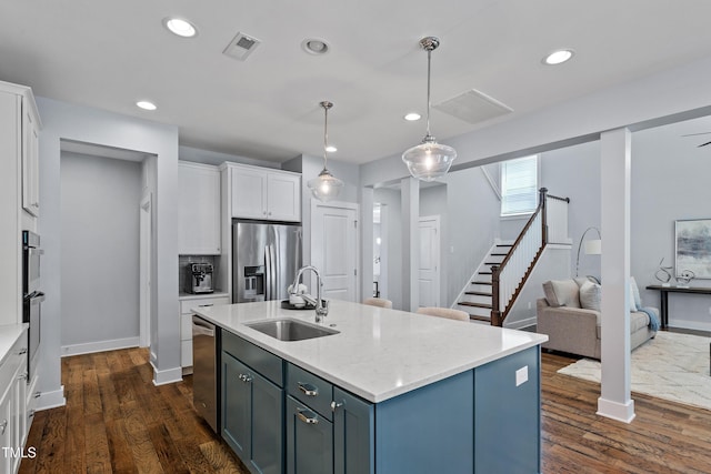 kitchen with visible vents, a sink, stainless steel appliances, recessed lighting, and white cabinetry