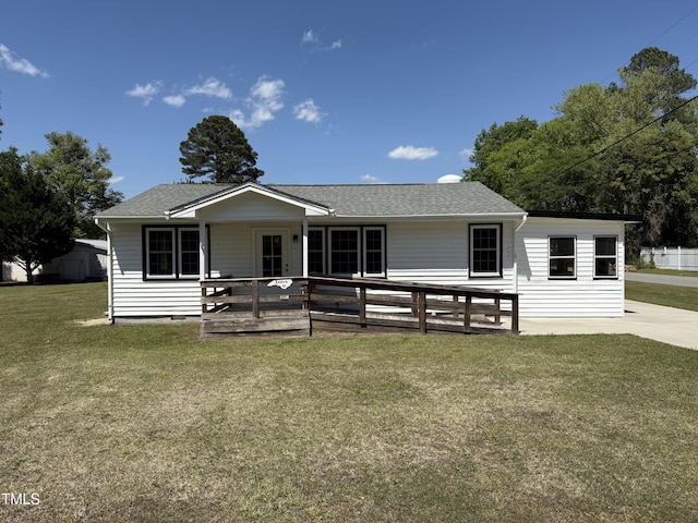 view of front of house featuring a front lawn, roof with shingles, and crawl space
