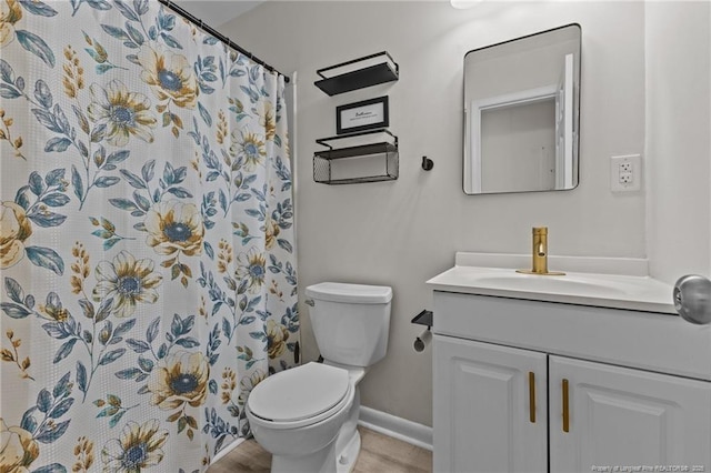 full bath featuring a shower with curtain, toilet, vanity, and baseboards