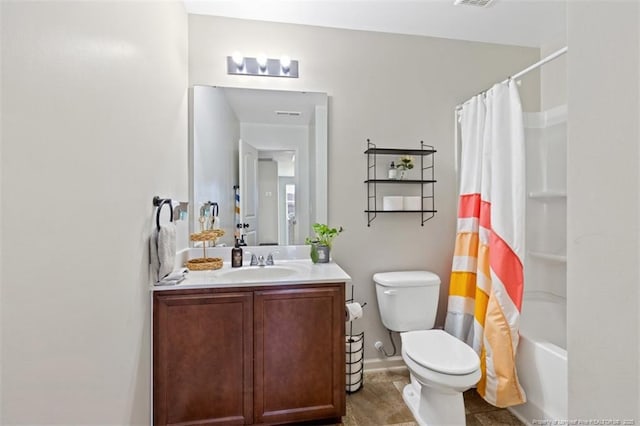 full bath with toilet, shower / bathtub combination with curtain, vanity, and baseboards