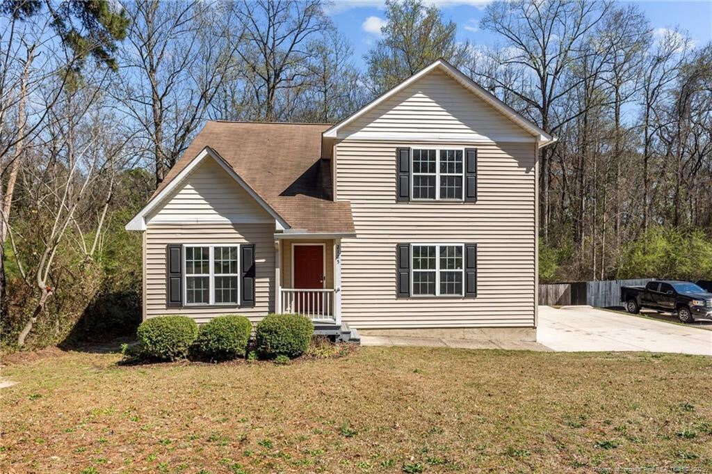 2125 Coinjock Cir, Fayetteville, NC 28304 - traditional-style house with a front yard and a shingled roof