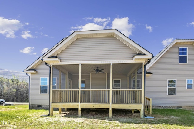view of front facade featuring covered porch, ceiling fan, crawl space, and a front yard