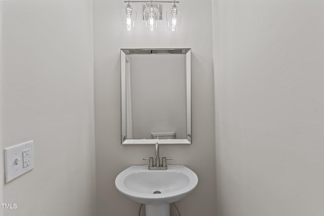 bathroom featuring a sink
