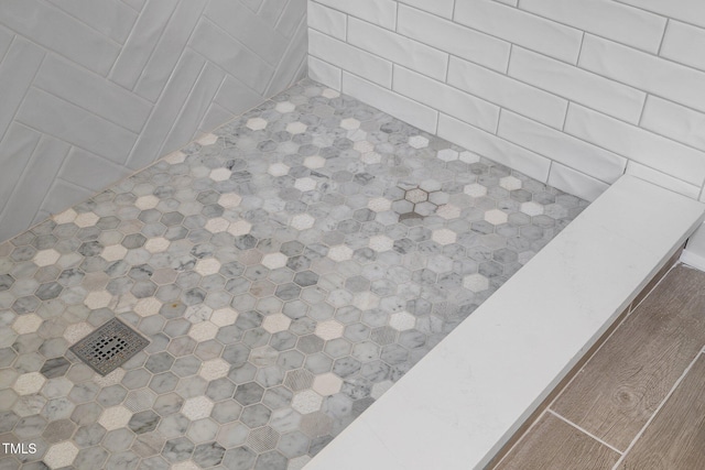 room details featuring tiled shower