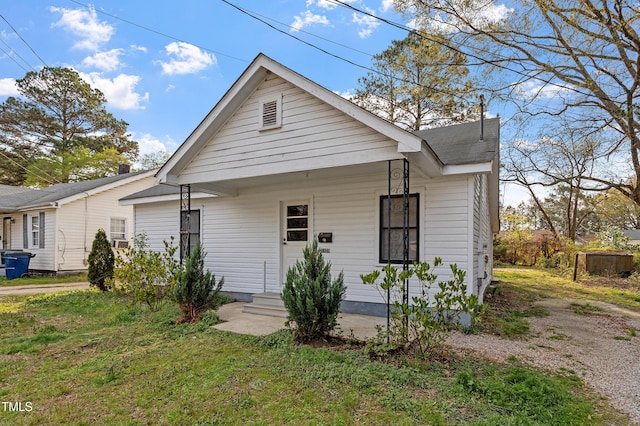 view of front of property with a front lawn and roof with shingles