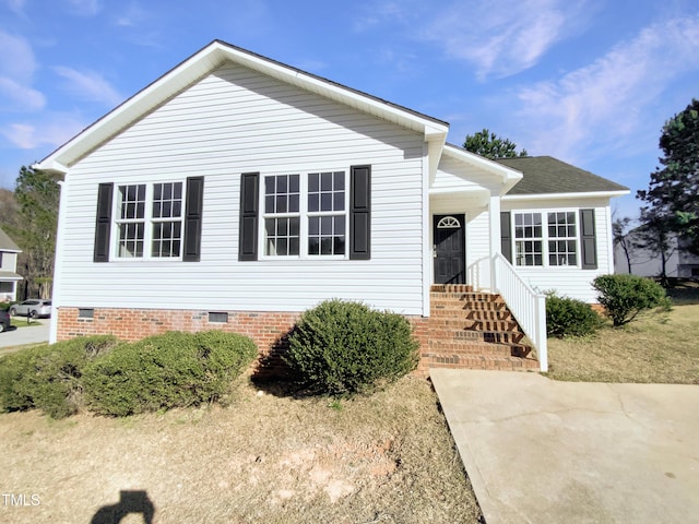 view of front of property featuring crawl space