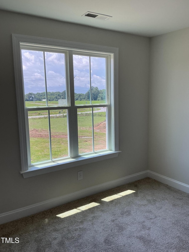 1039 N Lincoln St, Benson, NC 27504 - carpeted empty room with baseboards