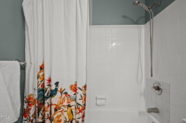full bathroom featuring shower / bath combo with shower curtain