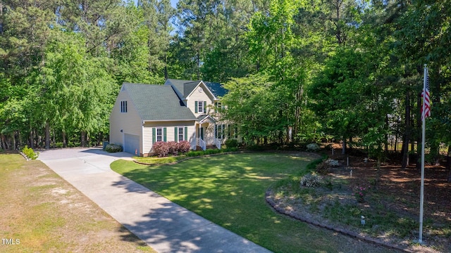 view of front of property featuring driveway and a front yard