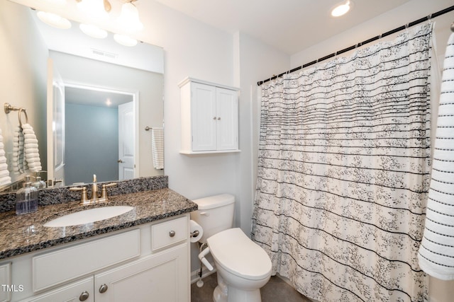 full bathroom featuring toilet, a shower with curtain, visible vents, and vanity
