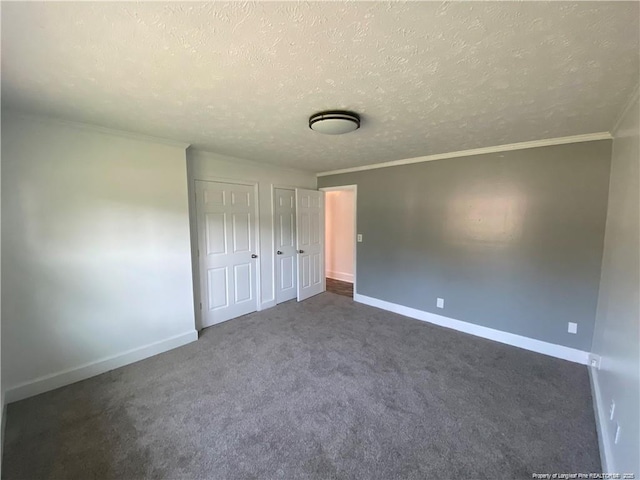 unfurnished bedroom featuring carpet flooring, baseboards, a textured ceiling, and crown molding