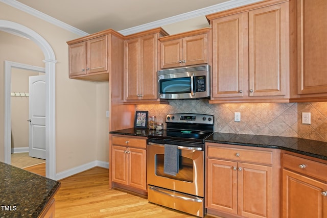 5233 Greymoss Ln, Apex, NC 27539 - kitchen featuring stainless steel appliances, tasteful backsplash, baseboards, light wood-style flooring, and dark stone countertops