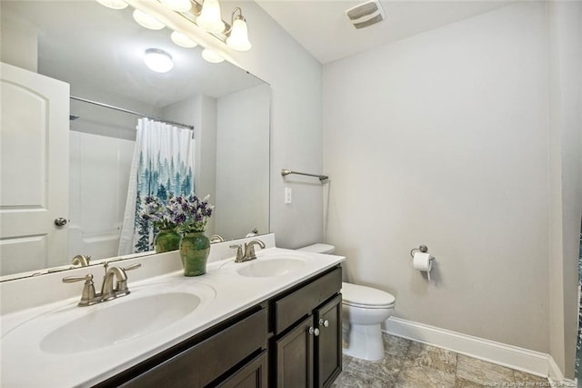 full bathroom featuring baseboards, toilet, double vanity, and curtained shower
