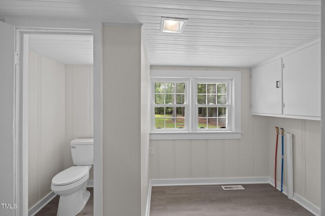 705 W Main St, Conway, NC 27820 - laundry area featuring wood finished floors and baseboards