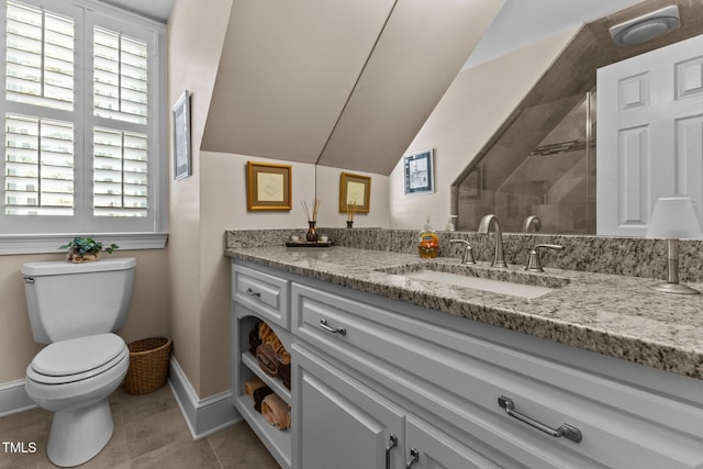 full bath with baseboards, toilet, tiled shower, vanity, and vaulted ceiling