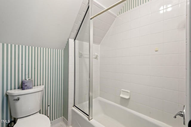 5900 Orchid Valley Rd, Raleigh, NC 27613 - full bathroom with toilet, vaulted ceiling, bath / shower combo with glass door, wallpapered walls, and baseboards
