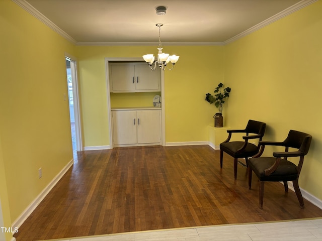 living area with dark wood-style floors, a notable chandelier, crown molding, and baseboards