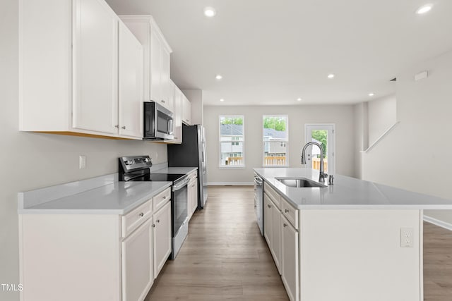 605 Silverado Sunset Loop, Wendell, NC 27591 - kitchen featuring a sink, stainless steel appliances, light wood-style floors, an island with sink, and recessed lighting
