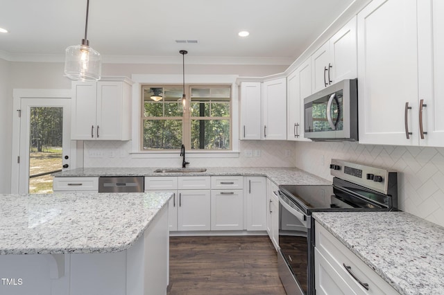 kitchen featuring a sink, ornamental molding, appliances with stainless steel finishes, dark wood-style floors, and white cabinetry